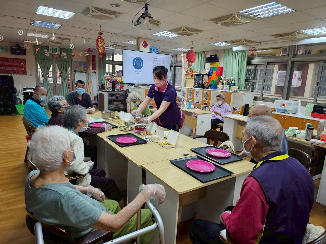 日照中心清明潤餅飄香  長輩DIY包出健康好滋味