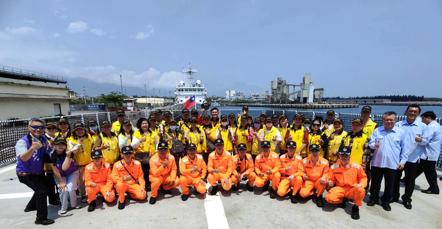 圖九全體與海巡隊合影