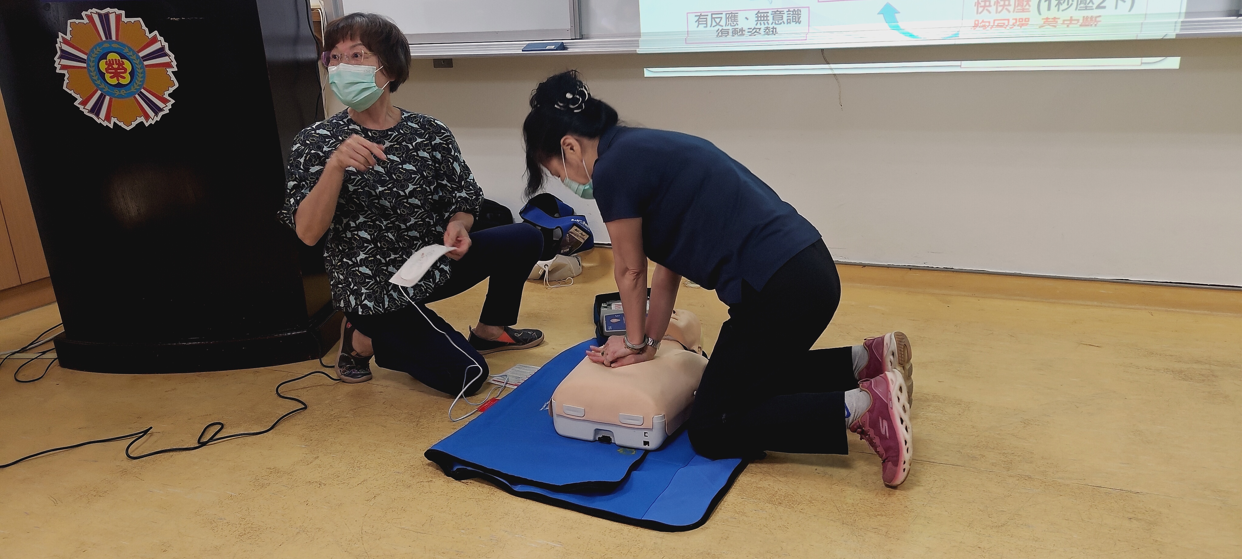 照片6：曾講師利用安妮與AED訓練機，指導學員正確執行CPR-AED。