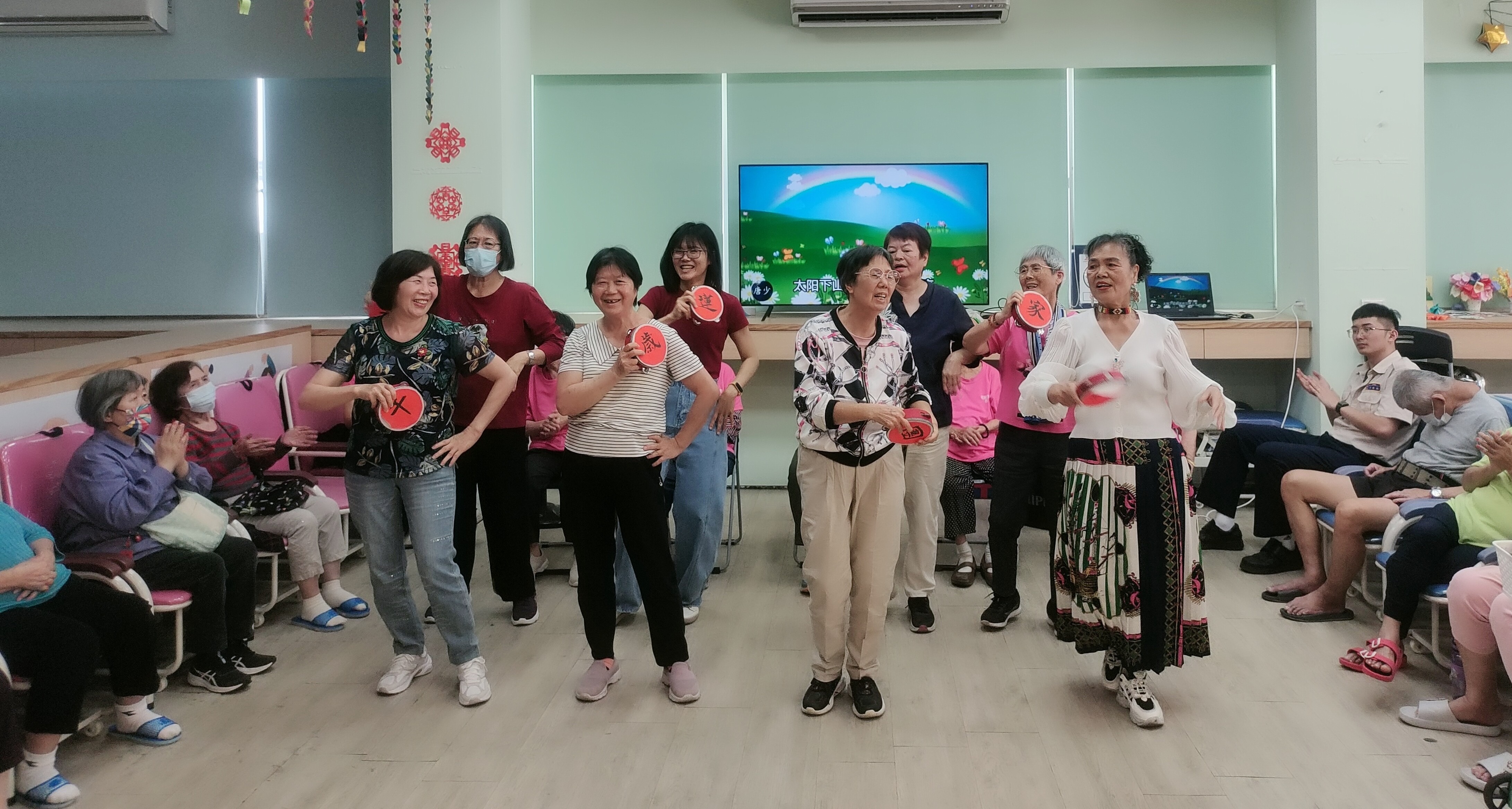 榮家長輩帶來青春舞曲表演