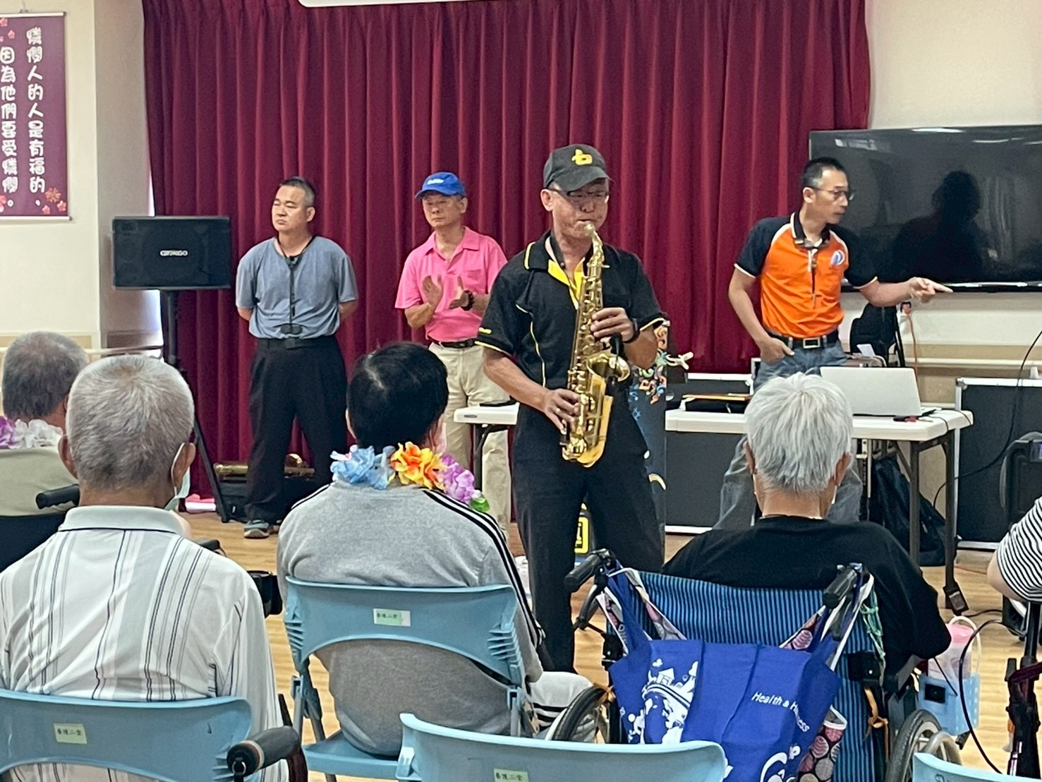 臺南榮家與「歡喜樂團」共譜四月暖心曲 薩克斯風樂音悠揚慶生辰