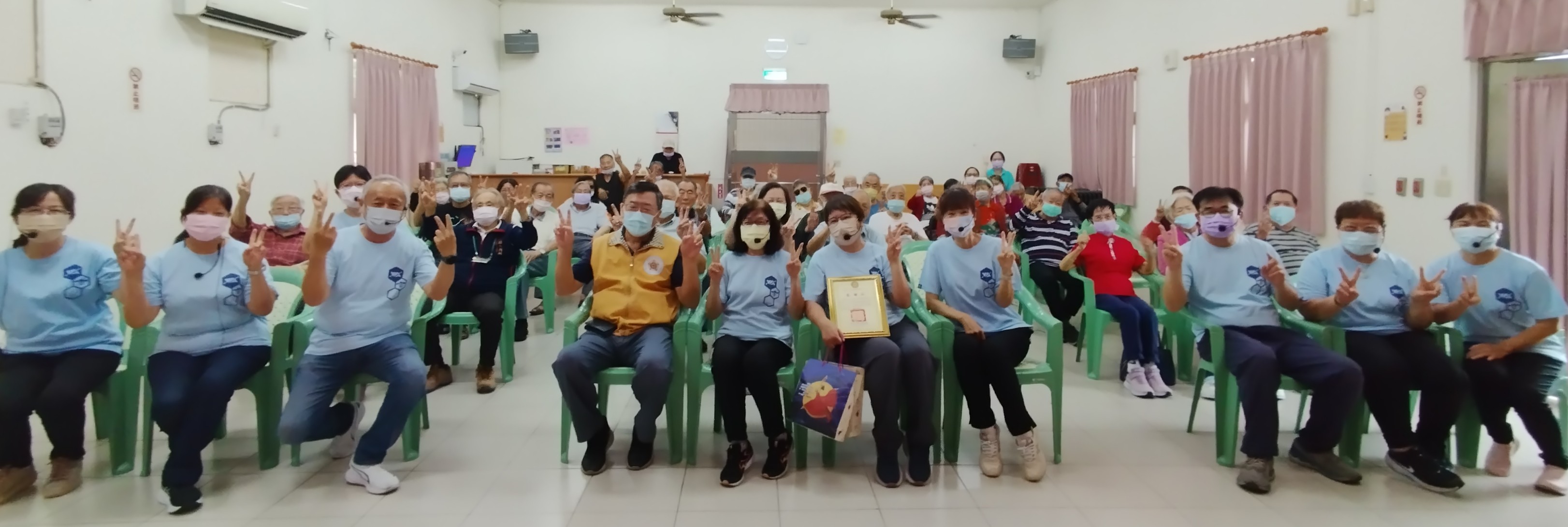 威盛信望愛基金會走進高雄榮家 用行動溫暖長輩心靈