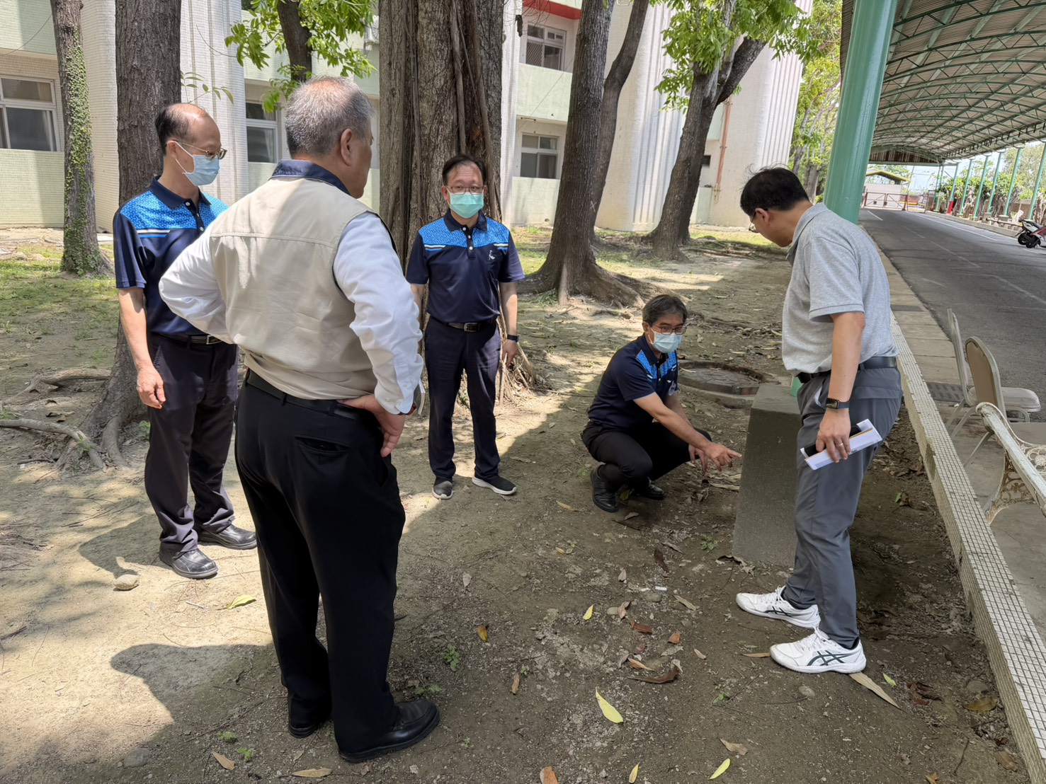03吳副主任委員詳細察看風雨走廊修建後現況