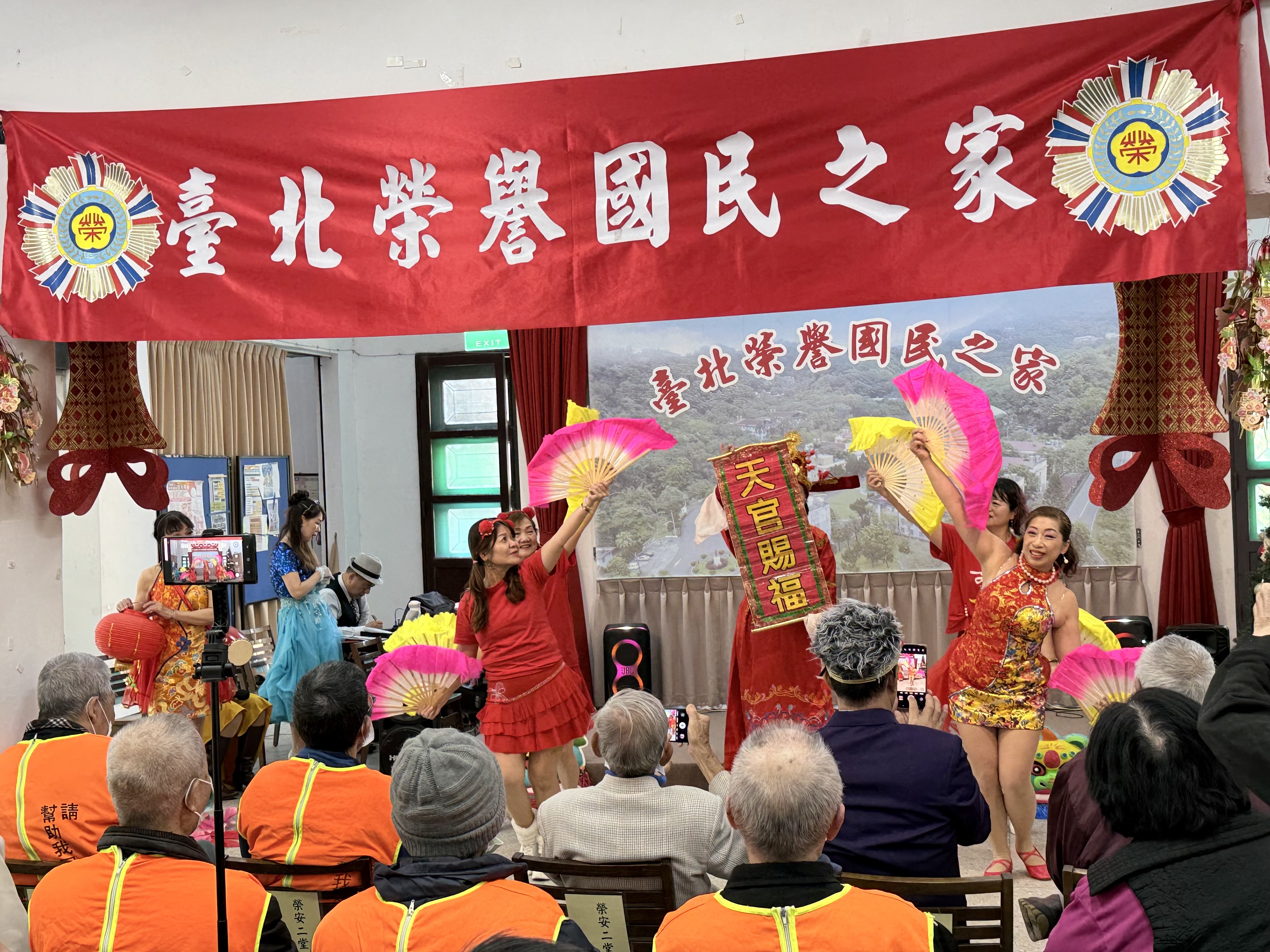 1150212花花公益團賣力演出