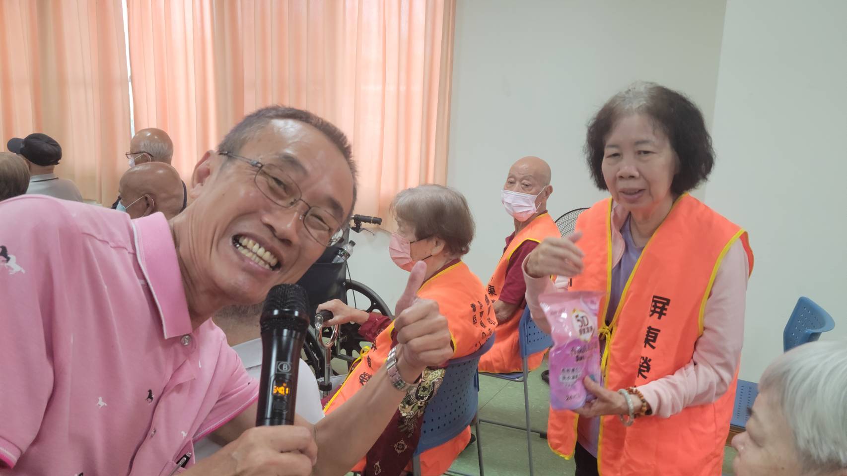 圖3:講師針對回答問題住民長輩致贈禮品(1)