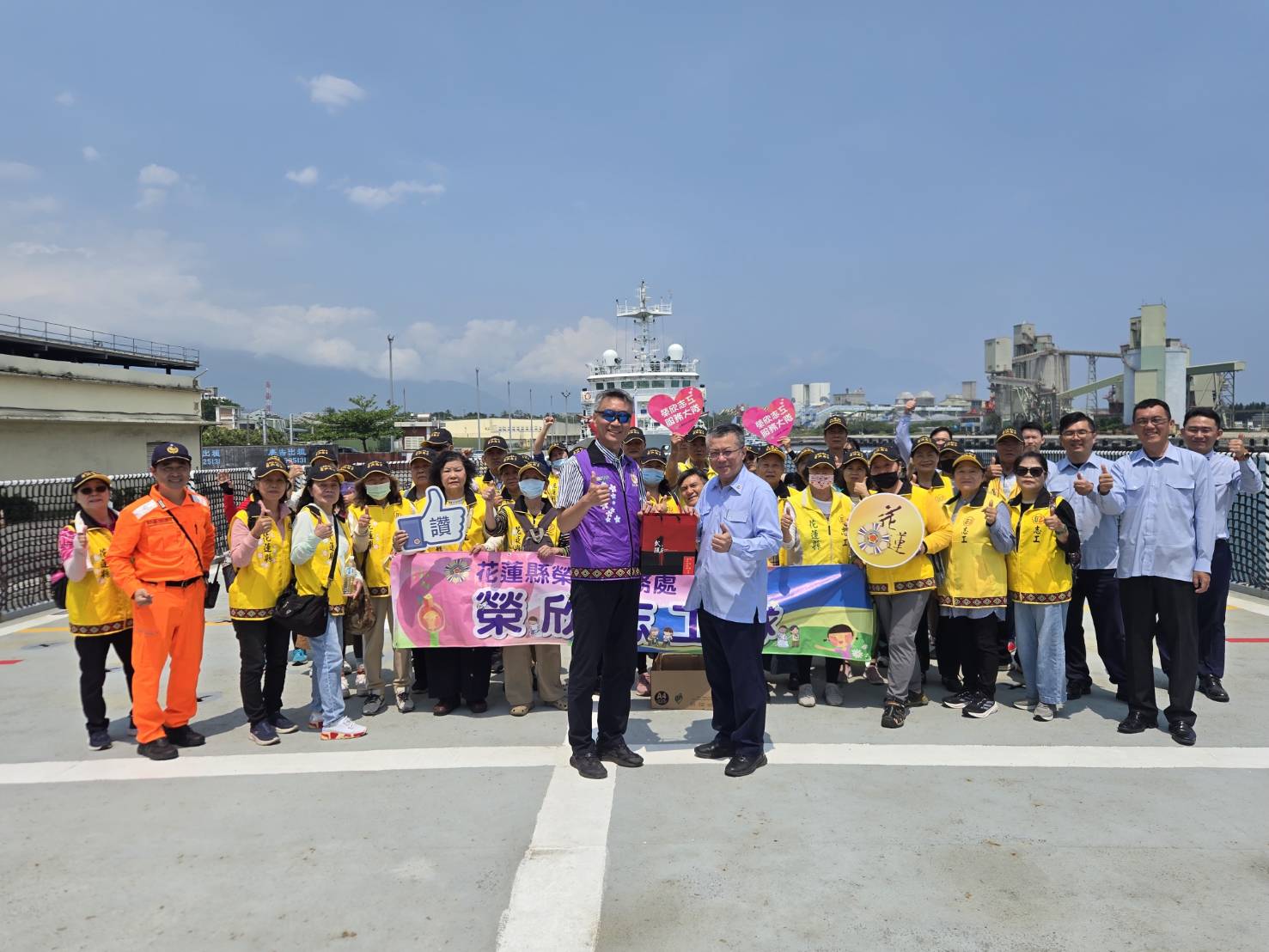 圖七處長致贈紀念品