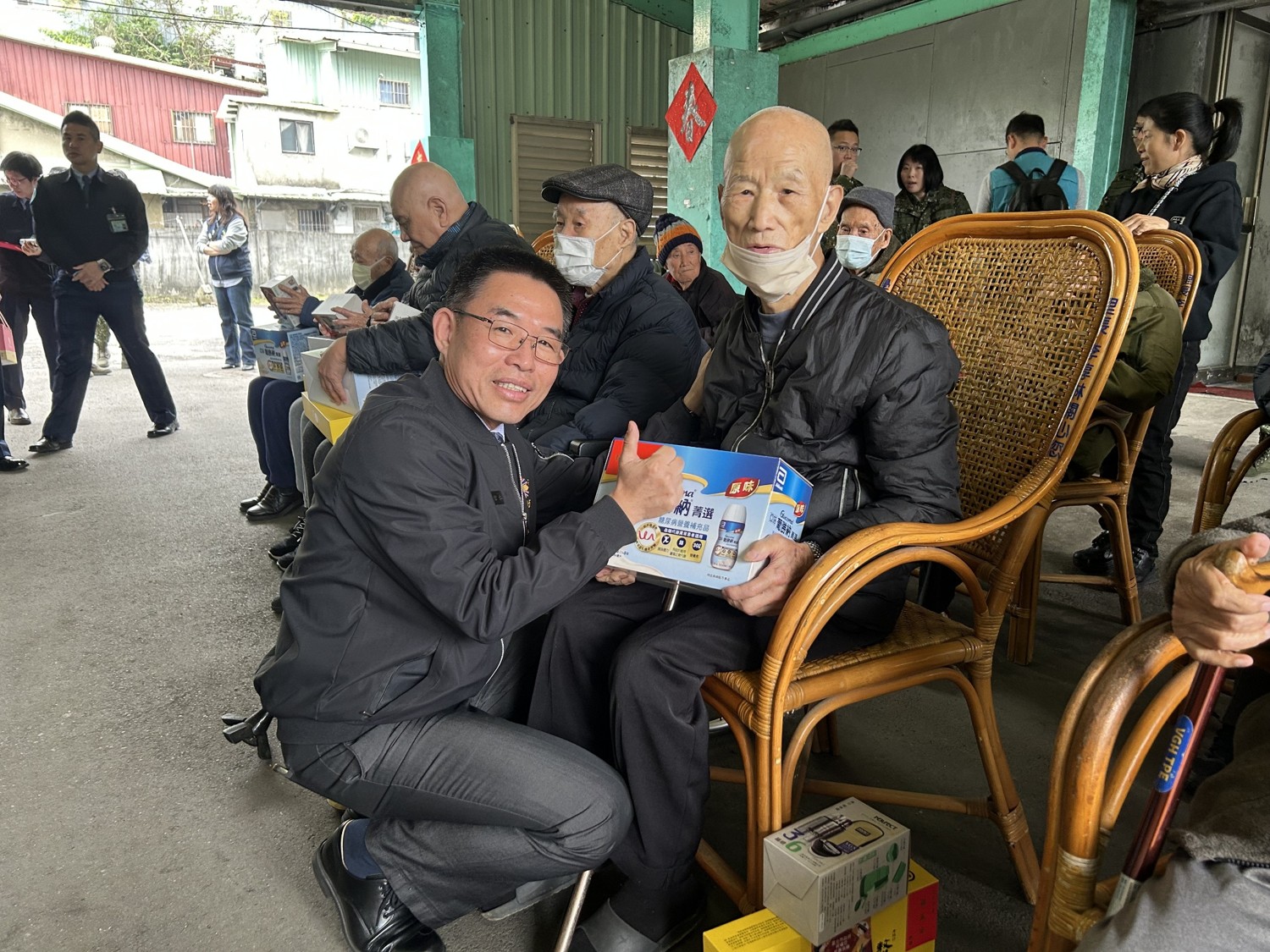 臺北市榮服處處長黃信仁(左一)致贈榮民伯伯慰問品_1