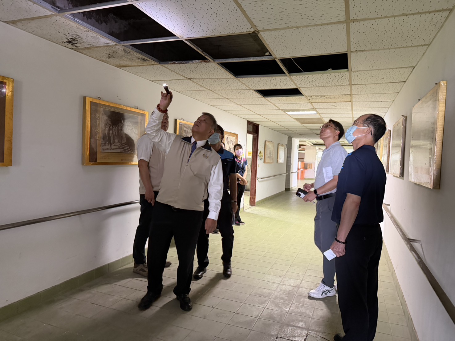 01吳副主委實地勘查頂樓漏水現況