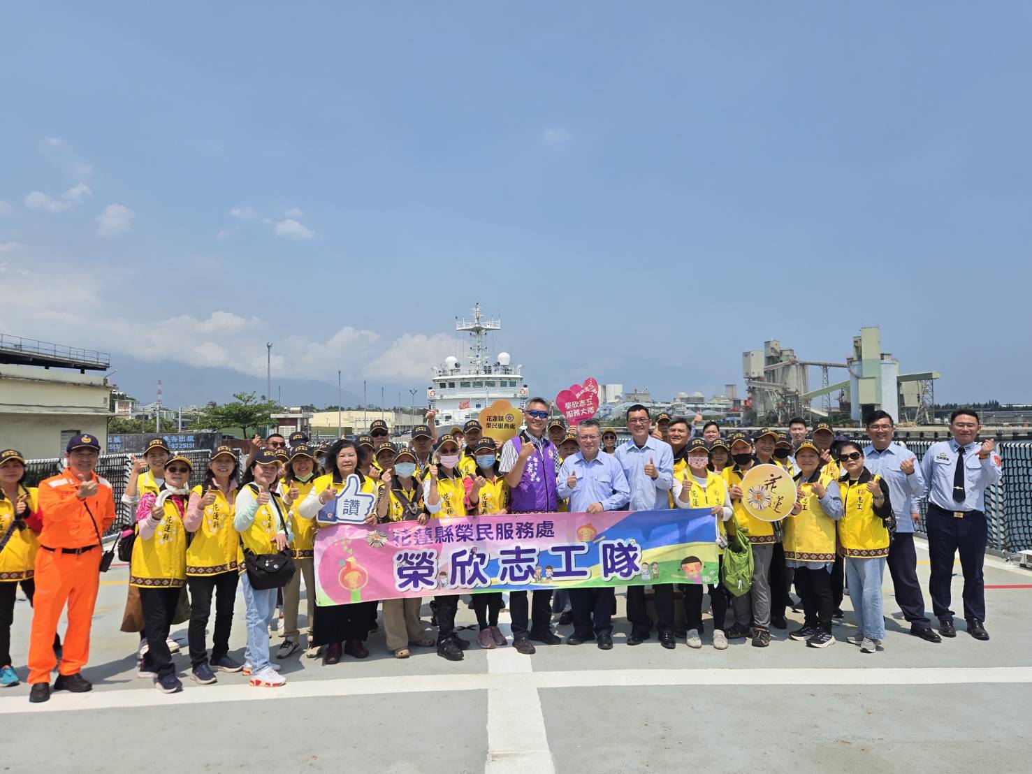 圖八全體於甲板前合影