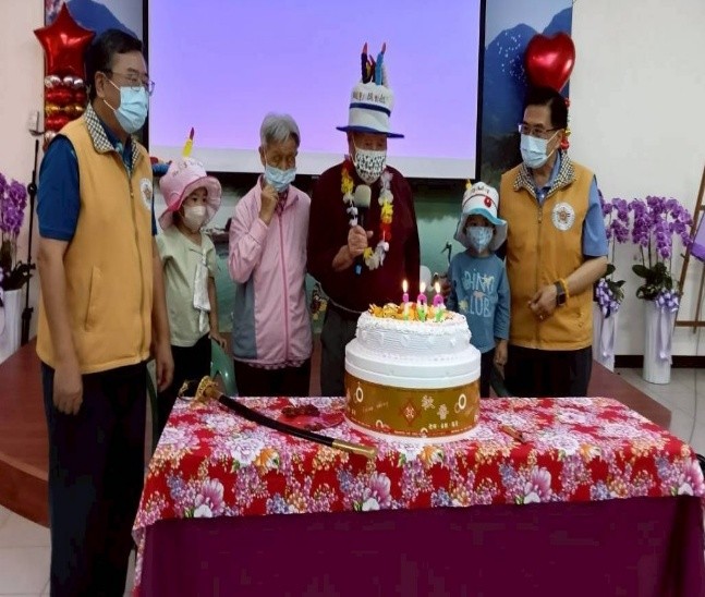 祝賀百歲人瑞尚爺爺紀壽 高雄榮家三月慶生會滿堂溫馨
