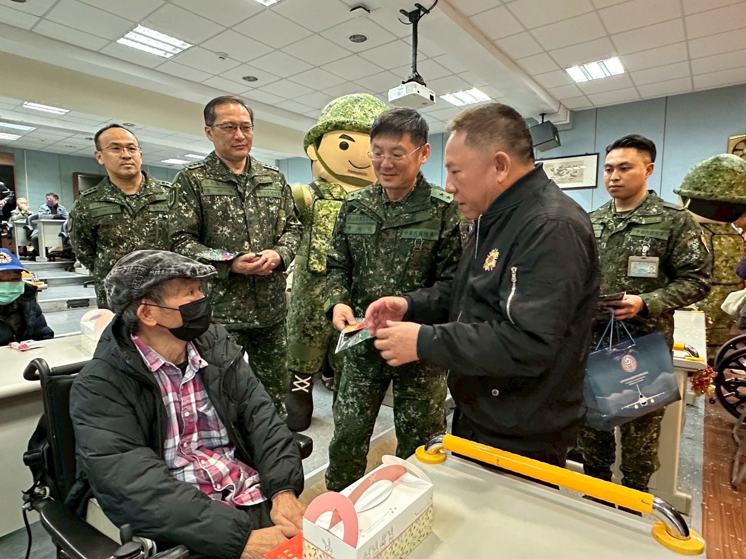 🎉💂‍♀️軍民同樂祝福長輩健康長壽 花蓮榮家歡慶百歲壽辰💂‍♀️🎉