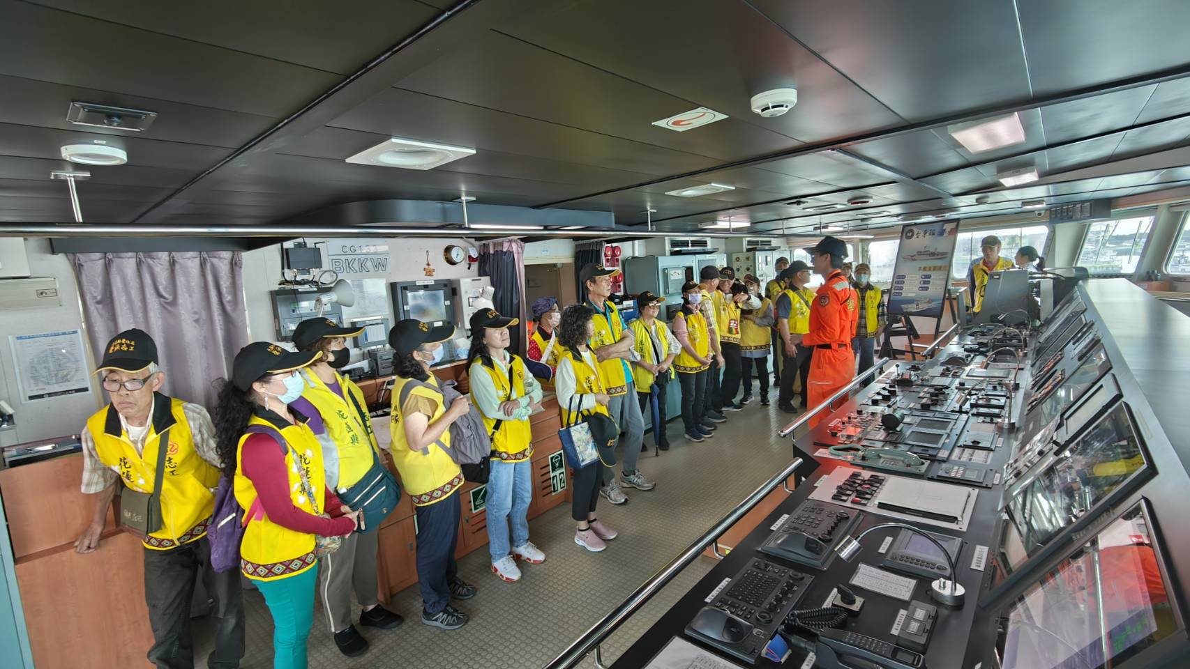 圖五臺東艦駕駛台航儀介紹