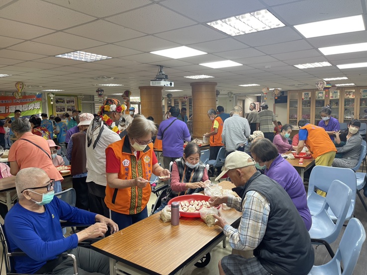 臺東縣榮服處「真心餃陪」關懷榮民眷　到宅送暖話家常