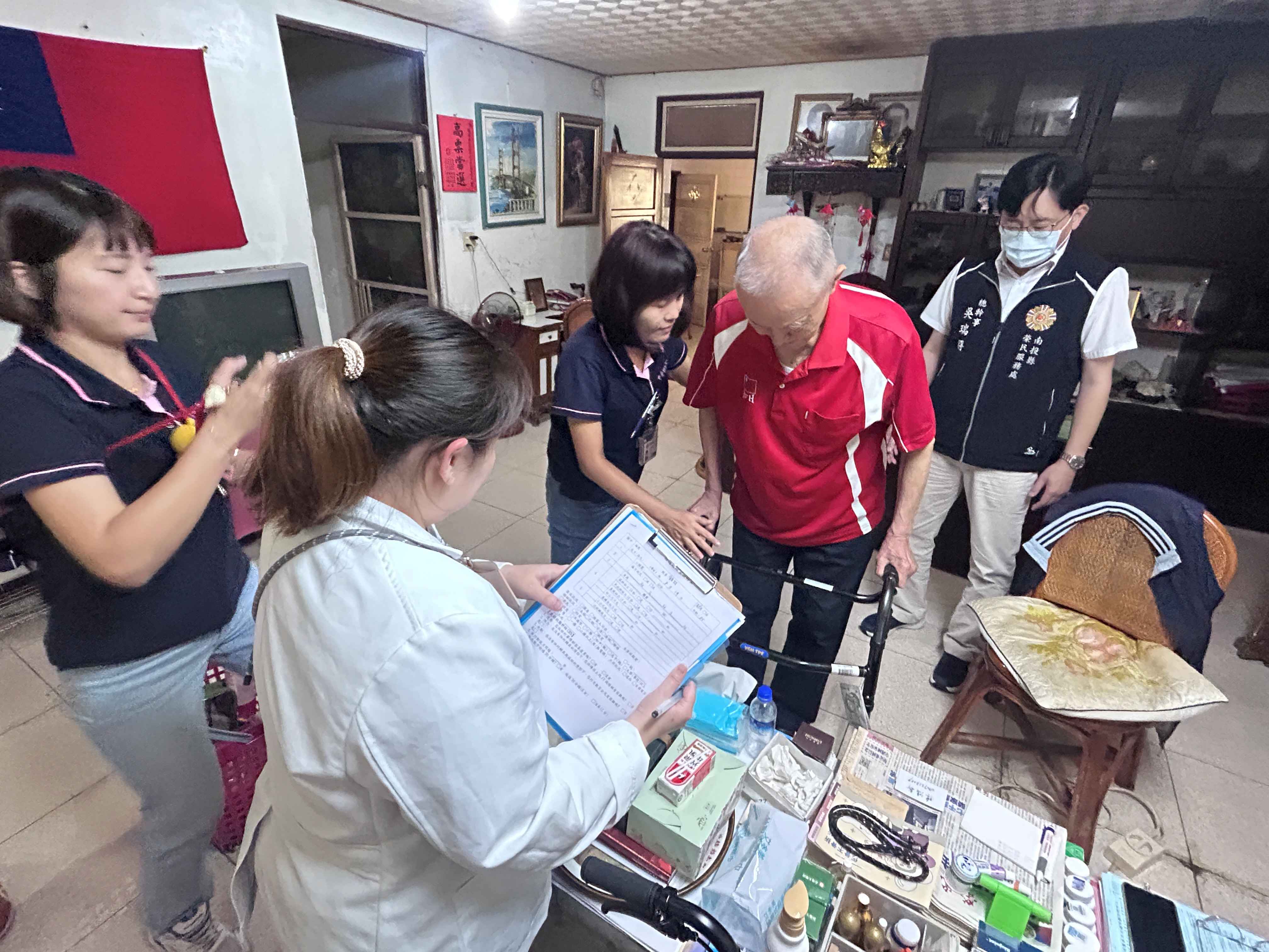 南投縣榮服處與埔榮攜手訪視年長榮民眷 維護長輩身心健康