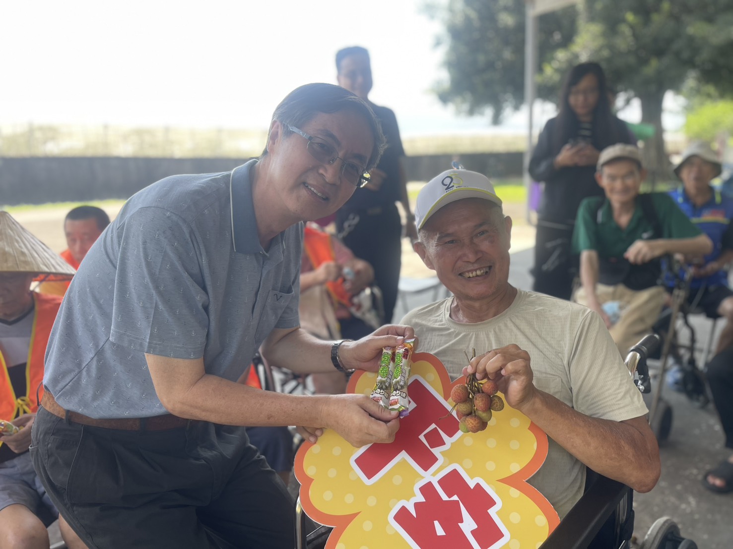 圖5:家主任(圖左1)與長輩們採的荔枝歡樂合影