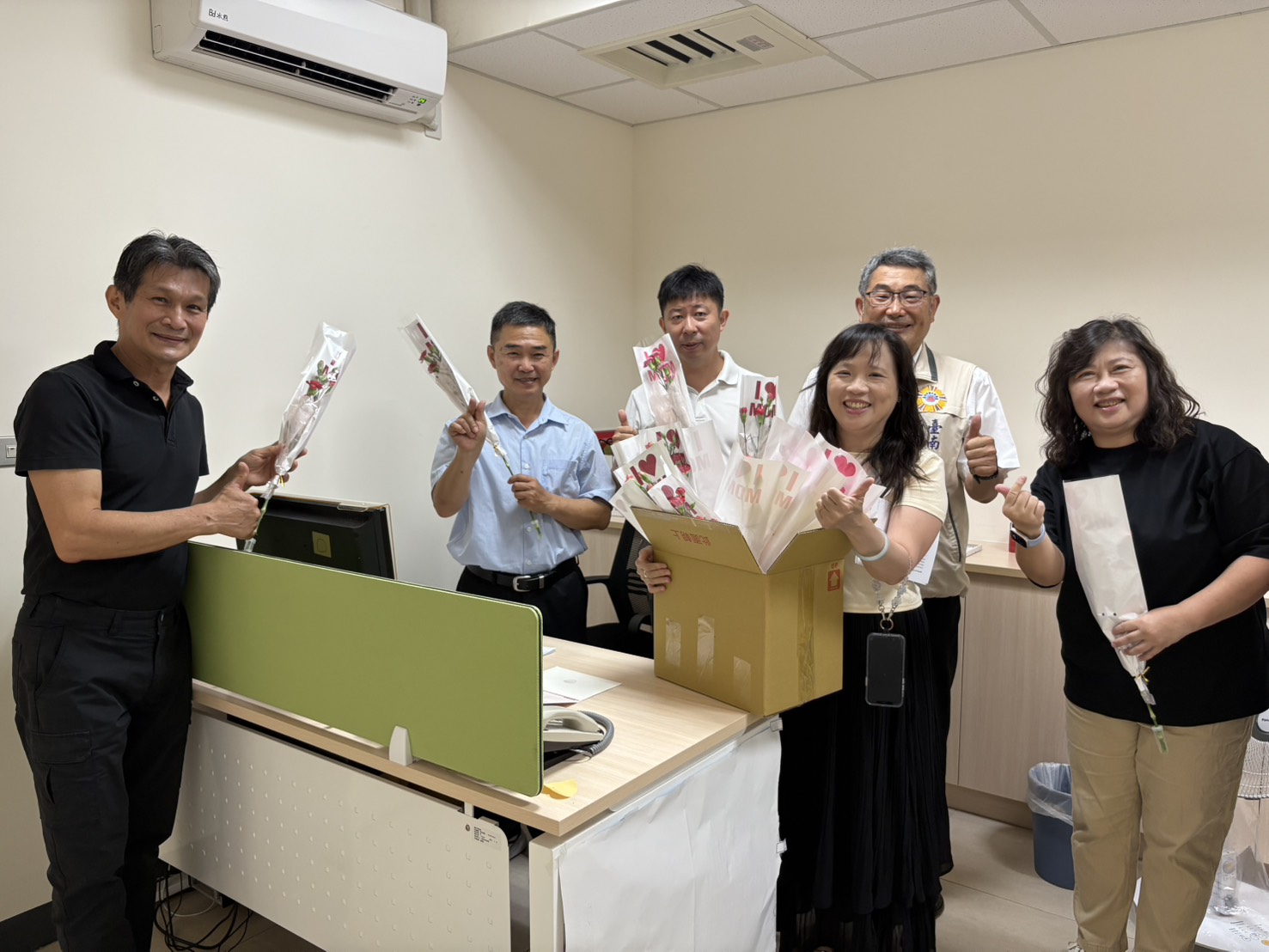 南市榮服處感謝同仁及員工、母親辛勞致贈康乃馨