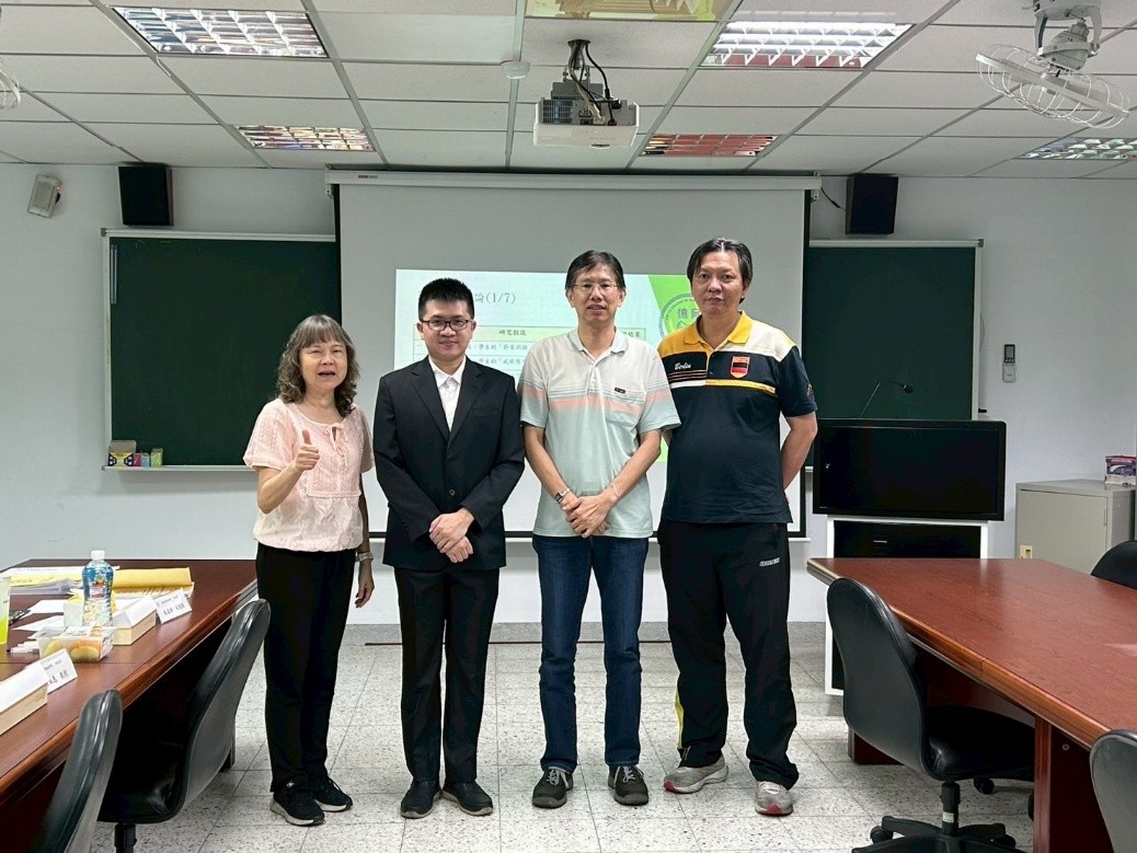 李柏緯(左二)於德育護理健康學院碩士畢業口試合影