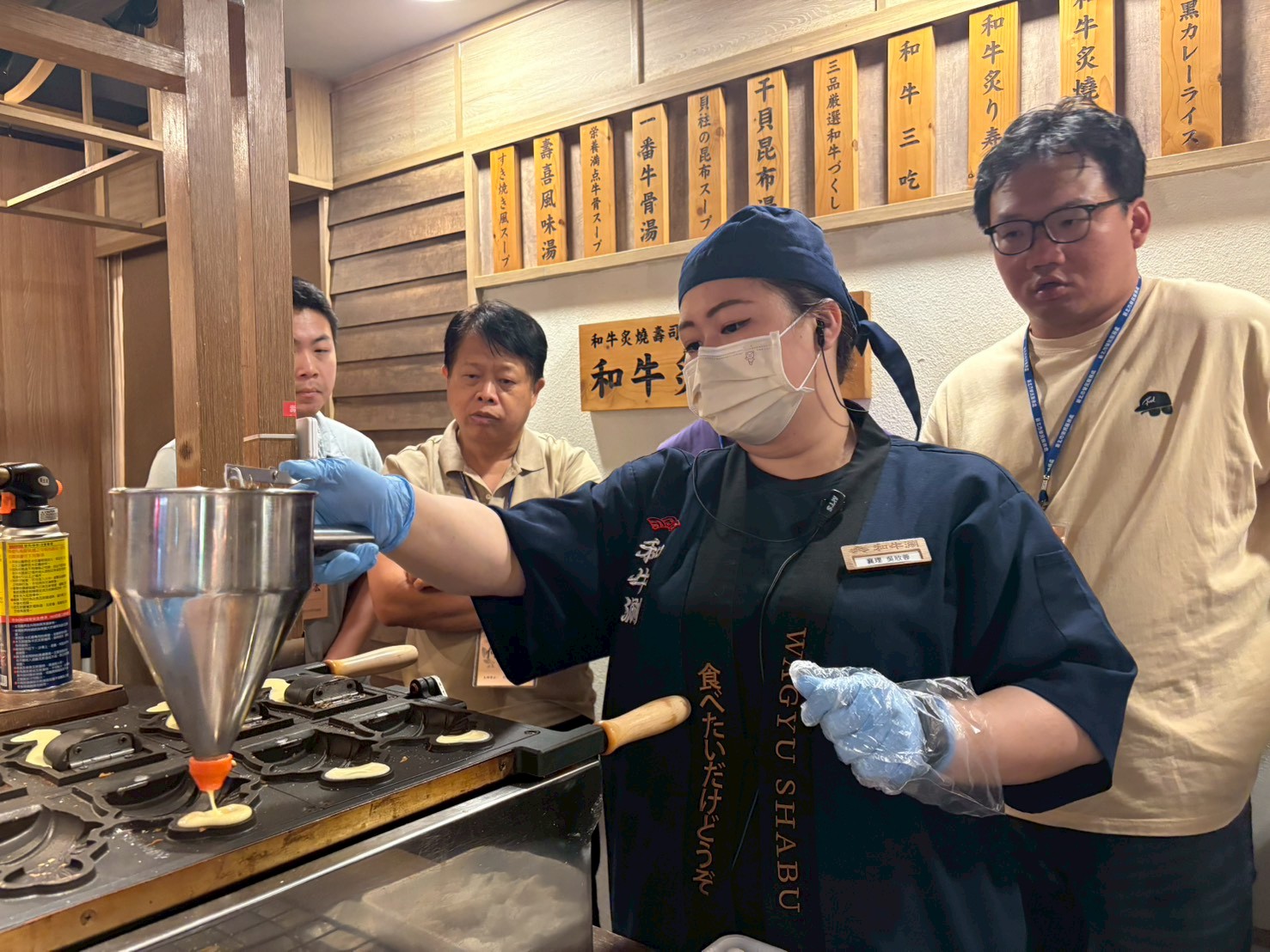 王品集團門市夥伴示範餐點製作及現場服務流程,讓退除役官兵實地認識餐飲服務產業工作內容。