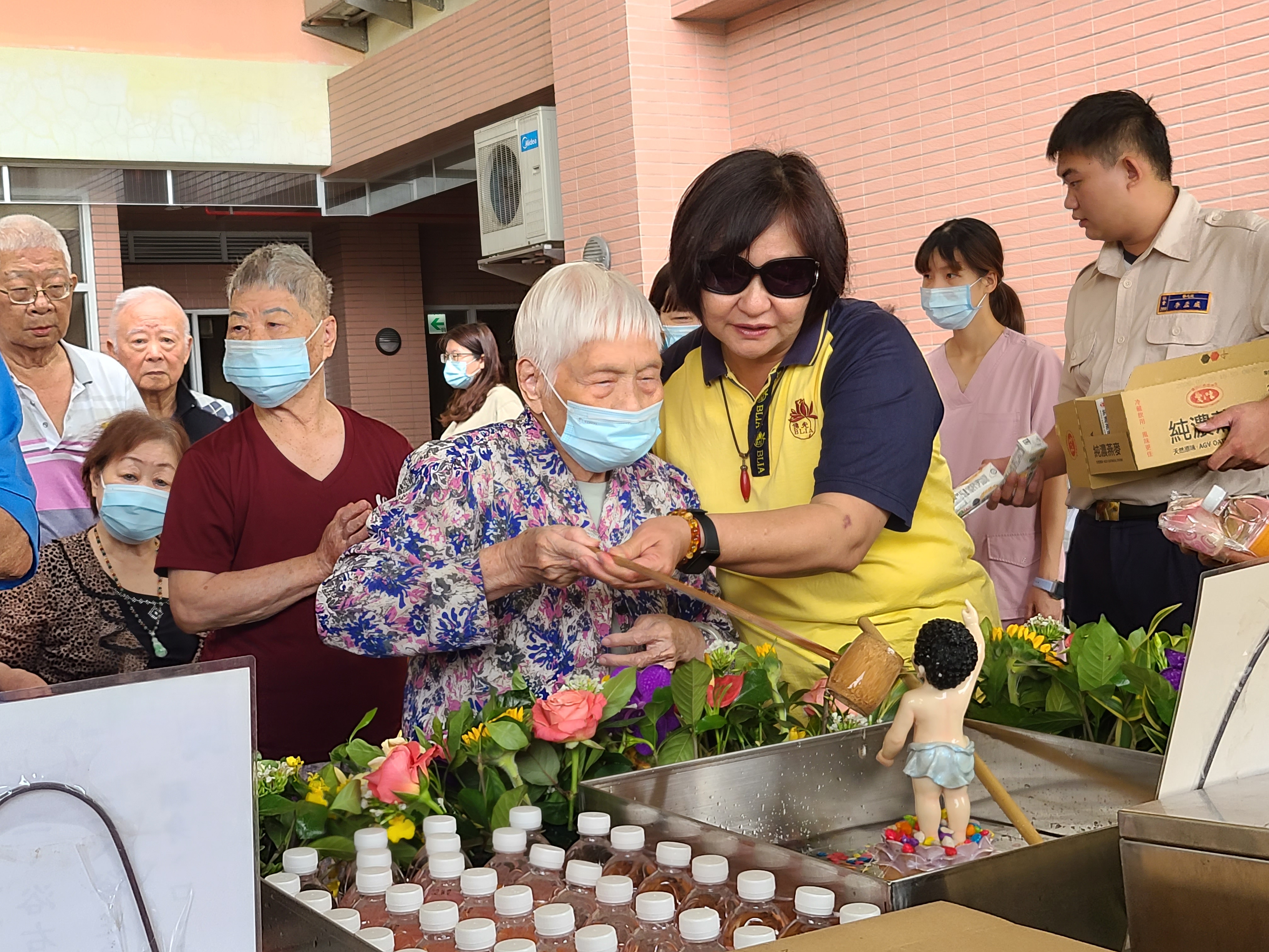 本家住民虔誠參與浴佛祈福儀式,以恭敬感恩之心禮佛浴佛。