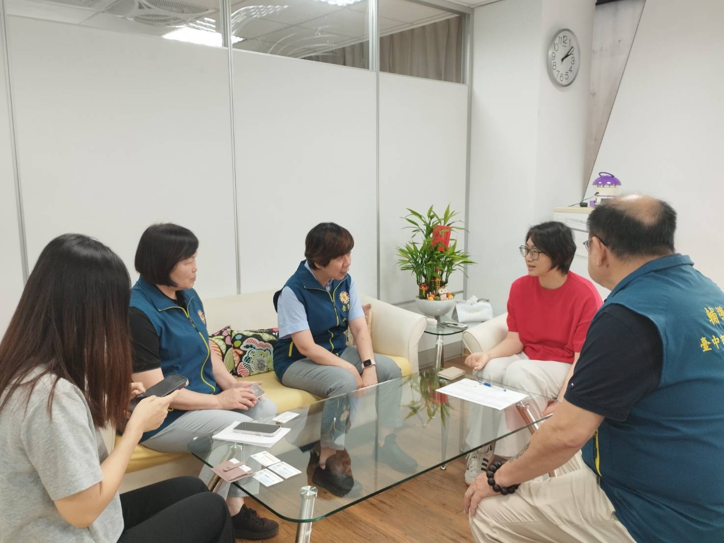 臺中市榮服處與臺中市就業處陳靖玟處長(右二),就協助退除役官兵轉職民間就業事宜達成共識
