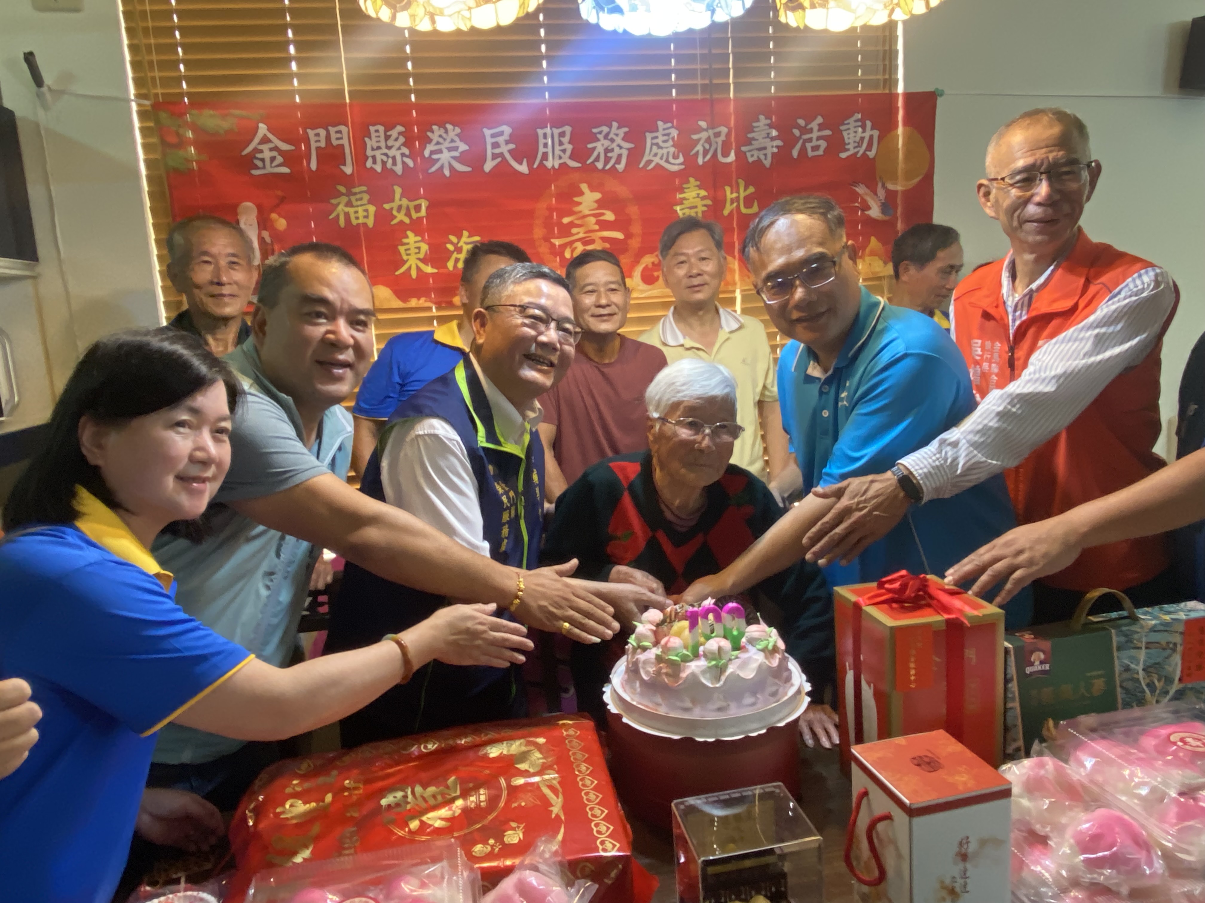 圖三劉信義處長(左3)、李文良副縣長(右2)、吳增允執行長(右1)與李許八奶奶(中)切蛋糕