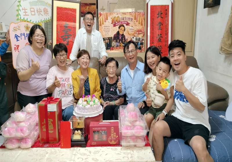 圖十壽星陳婆婆與家屬歡樂合影