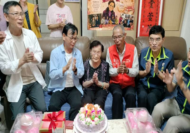 圖二彭致和副處長(右2)帶唱生日快樂歌