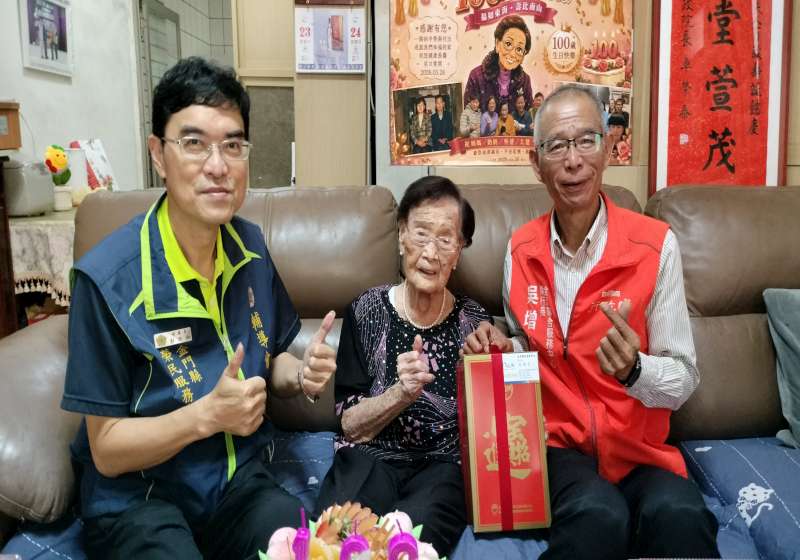 圖五行政院金馬聯合服務中心吳增允執行長(右)致贈壽酒