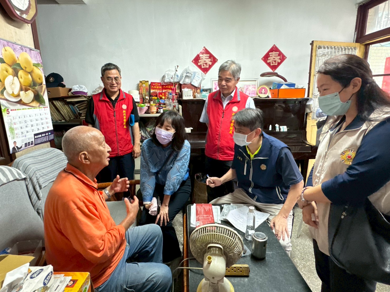 榮民陳伯伯(左一)詢問入住榮家相關事宜,板橋榮家組長劉芳瑤(左二)及臺北榮家組長王傳宗(右二)詳細說明,輔導會就醫處科長廖怡珊(右一)與林處長(後中)陪同關懷。