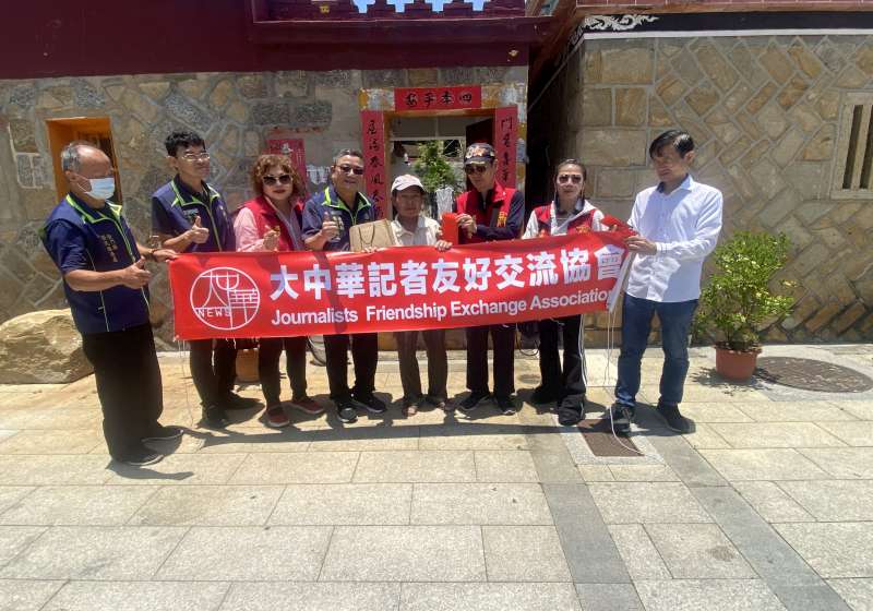 圖一劉信義處長(左4)與林富貴理事長(右3)慰問榮民吳伯伯