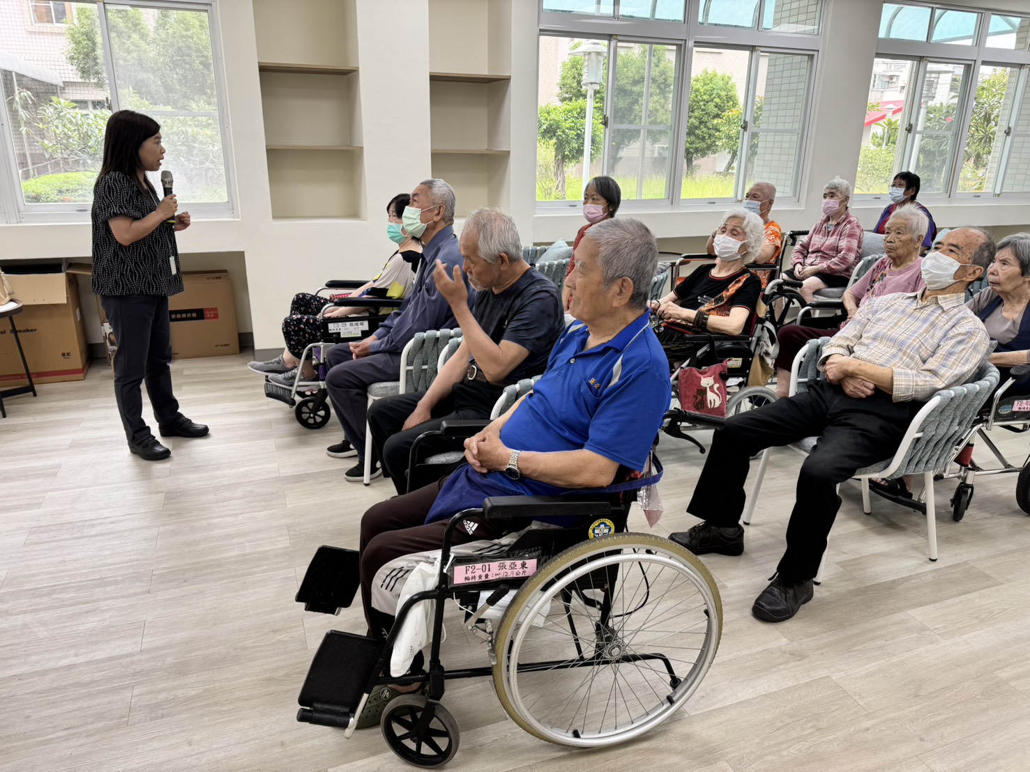講師生動解說心理健康,住民全神貫注參與。