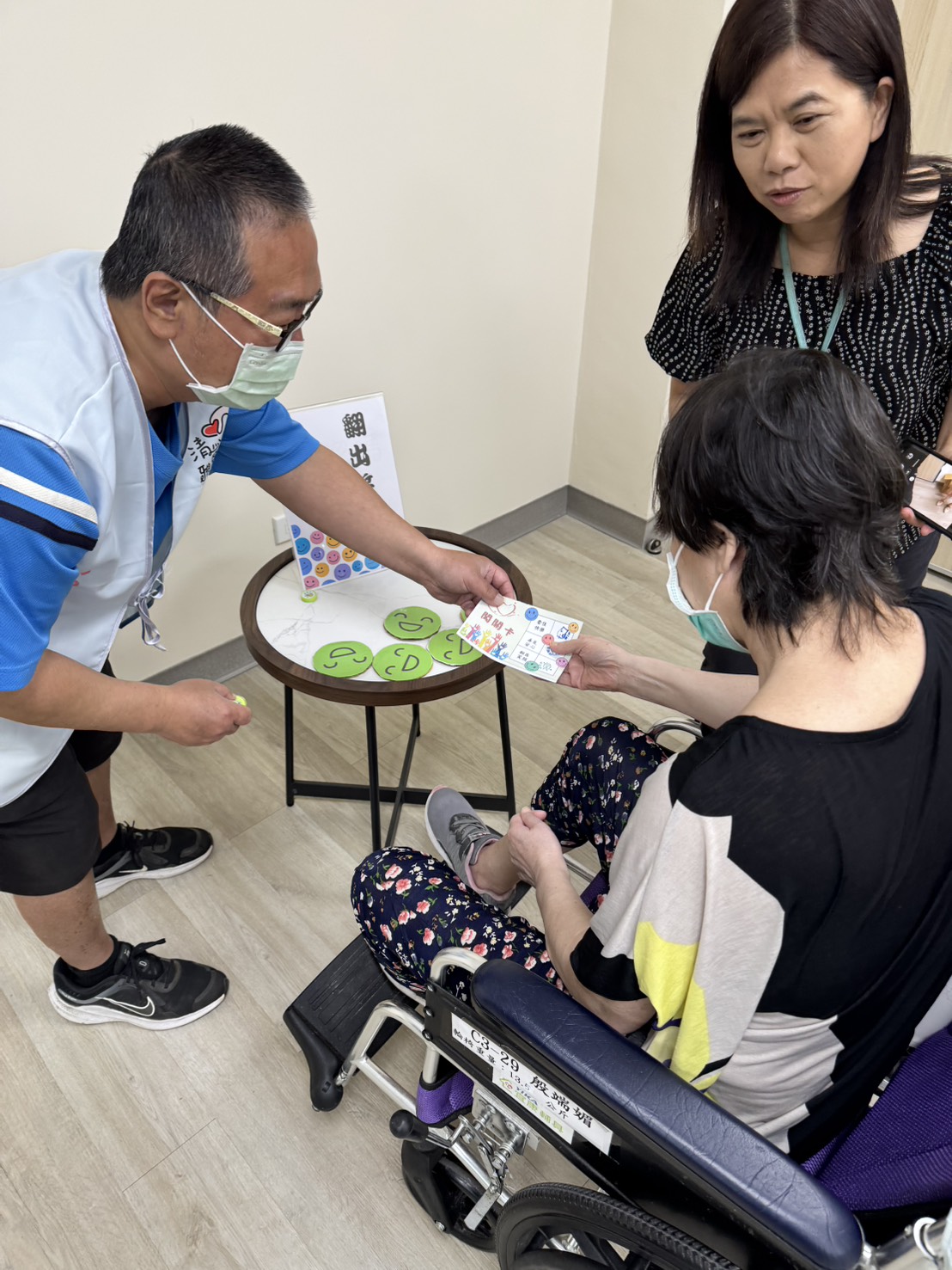 透過趣味闖關卡與笑臉道具,引導長輩互動。
