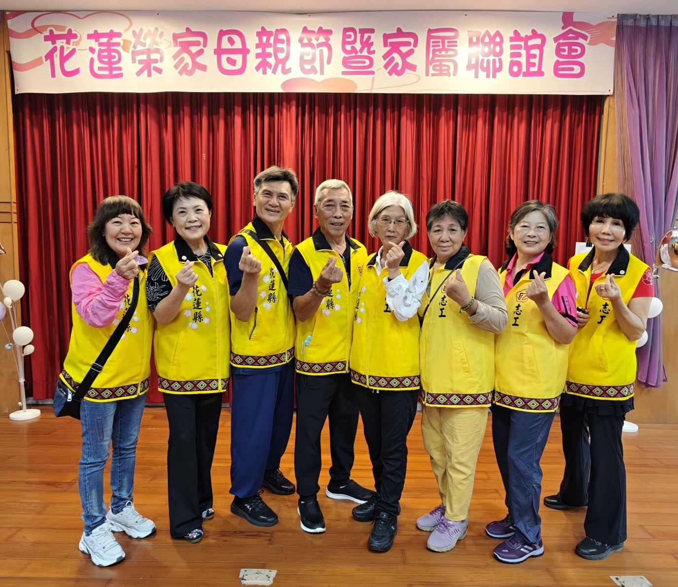 花蓮榮服處榮欣志工隊為榮家女性住民彩妝，提前歡渡母親節