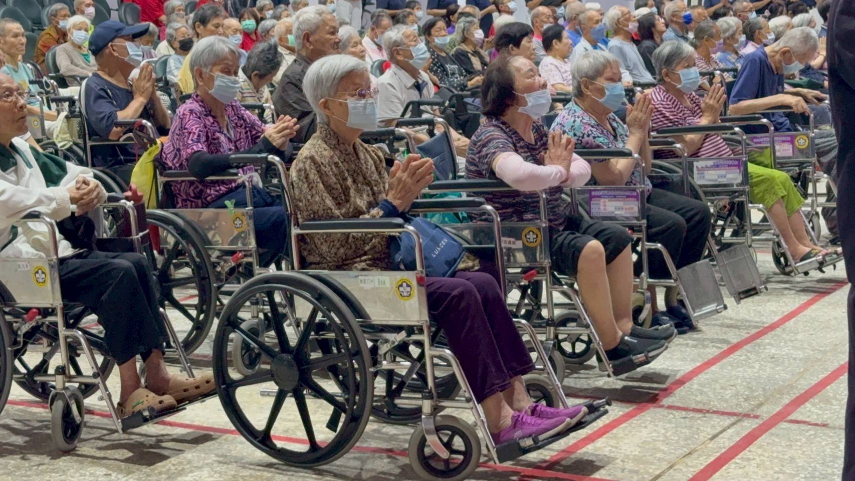 住民雙手合十祈福