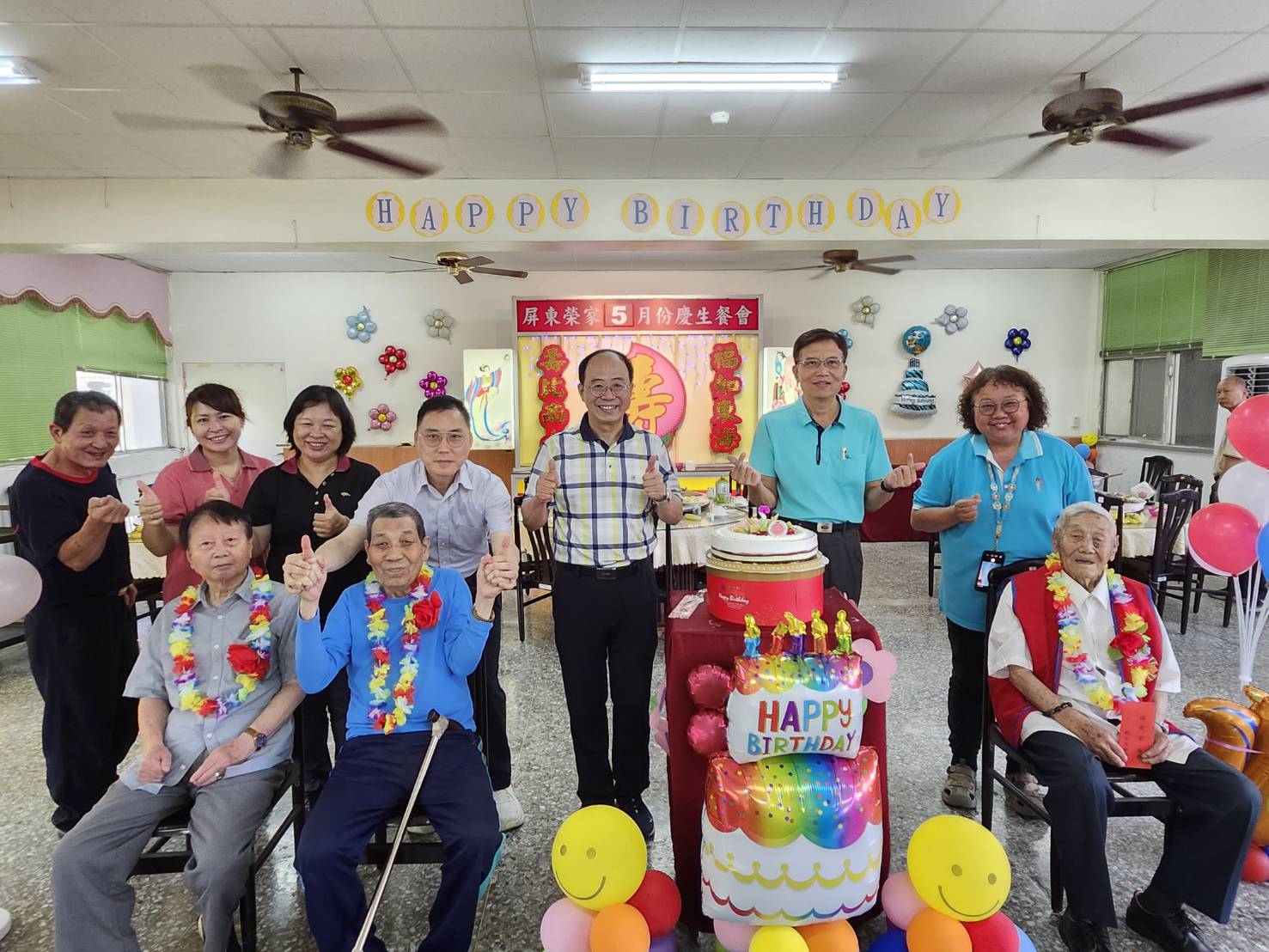 圖2:副家主任(圖後排右3)與工作人員們一同為壽星們祝壽。
