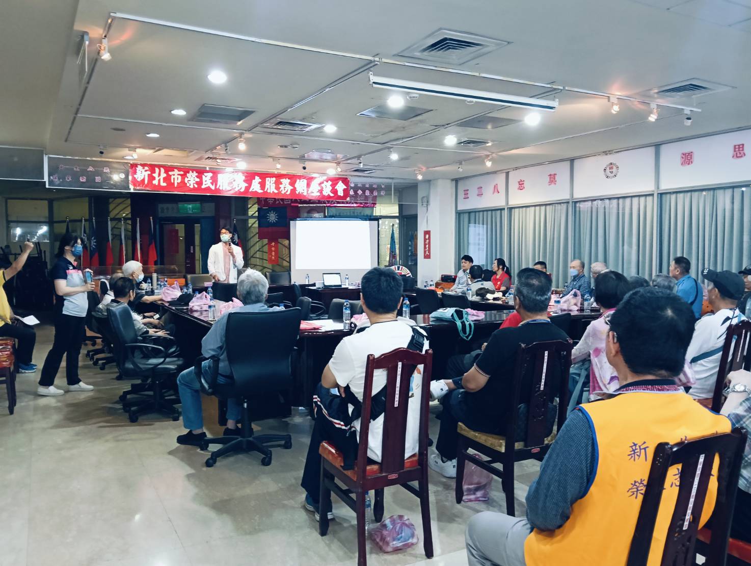 會場台北榮民醫院醫師吳承澔對在場退除役官兵諮詢及解答。