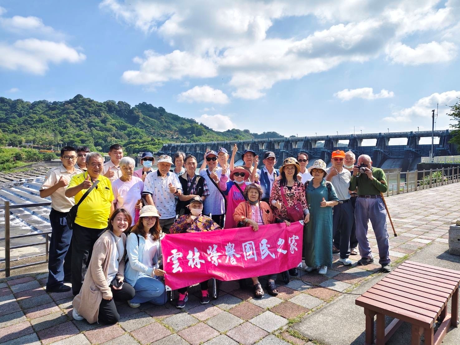 本家住民於石岡水壩前開心合影,留下中台灣旅程美好回憶。