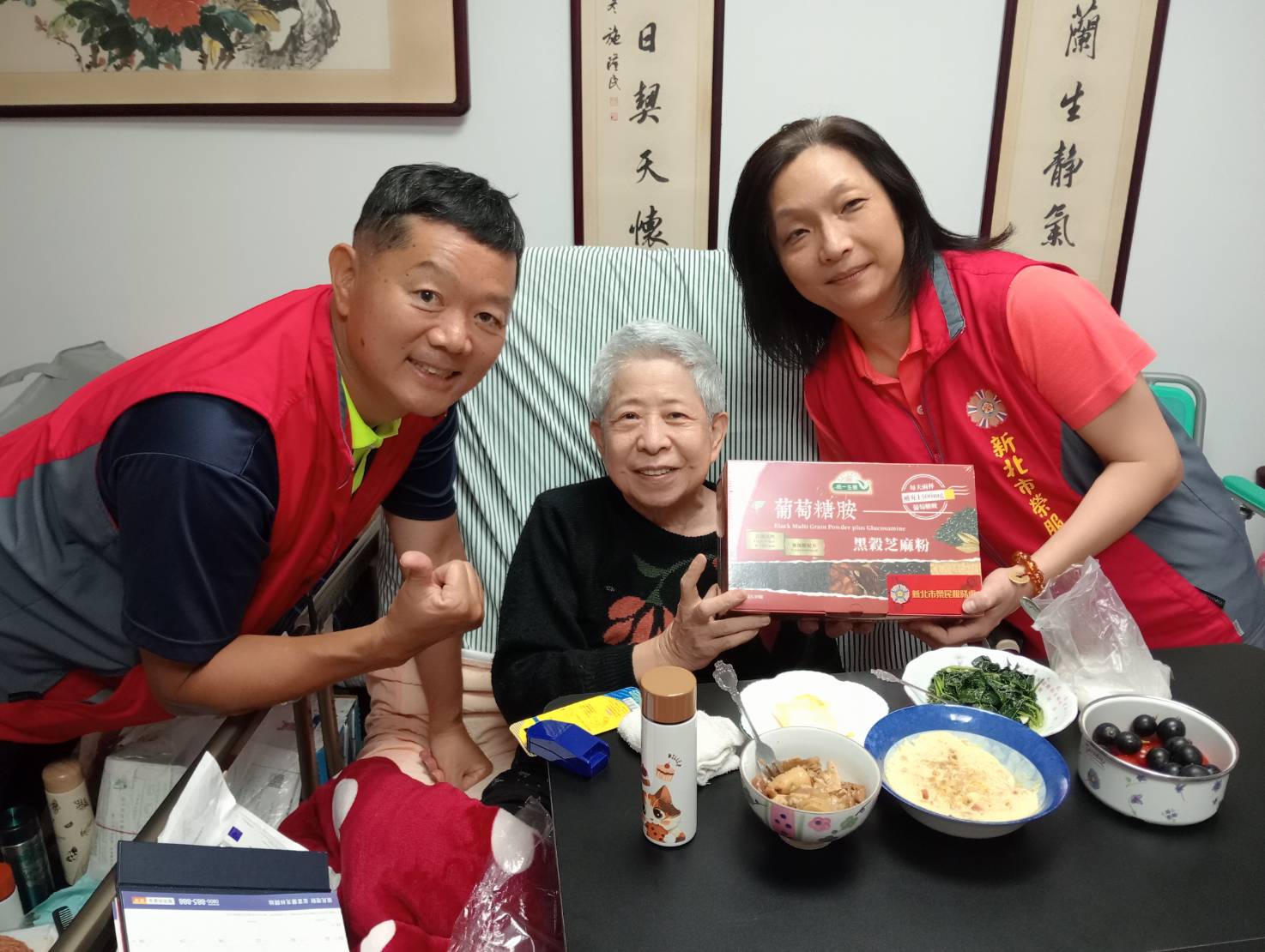 新北市榮服處服務團隊訪視榮眷宗阿姨(中),關懷並致贈營養品。
