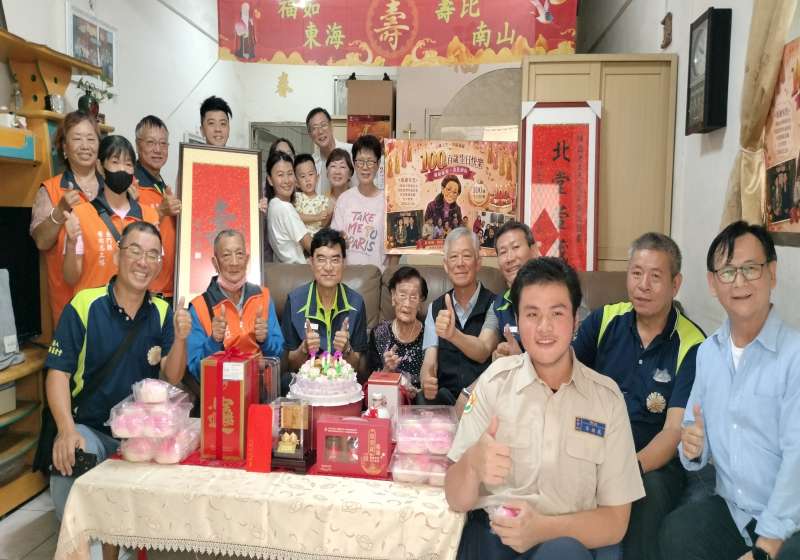 圖一壽星陳婆婆與參加慶生人員合影