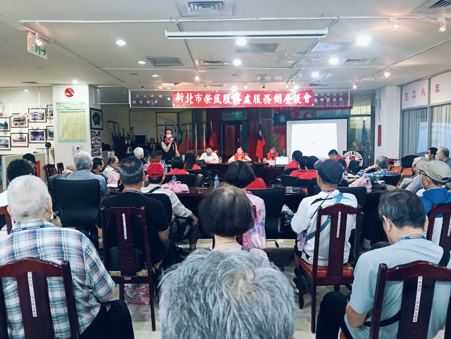 台北榮民之家輔導員王柏鈞宣導榮民眷入住榮家權利條件等。