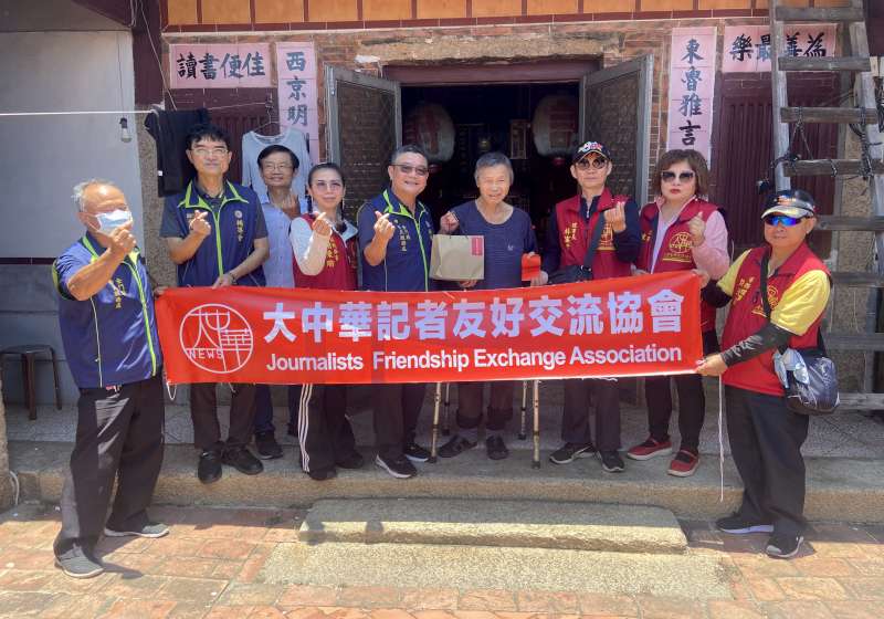 圖二劉信義處長(左5)與林富貴理事長(右3)慰問榮民謝伯伯