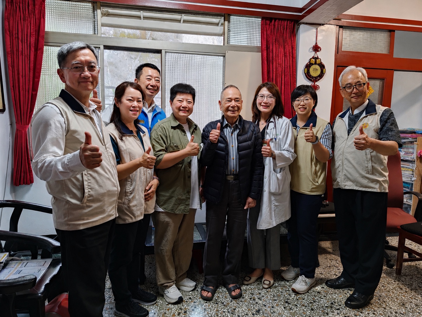 陳副主委(右1)率團隊實地走訪榮民眷家中關懷訪視,攜手醫療團隊傳遞照護關懷