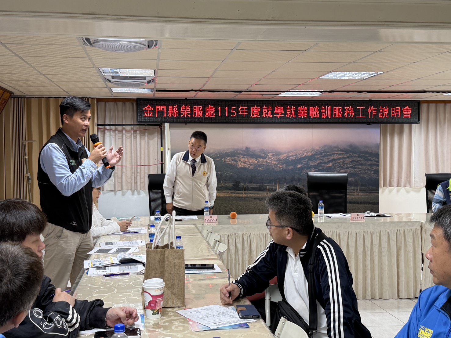 圖三勞動部勞動力發展署北基宜花金馬分署金門就業中心主任黃雨舜(左)回復退除役官兵提問