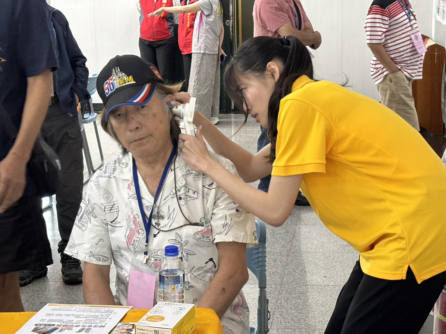 會場特別設立配鏡、助聽器專區,提供退除役官兵諮詢及服務。