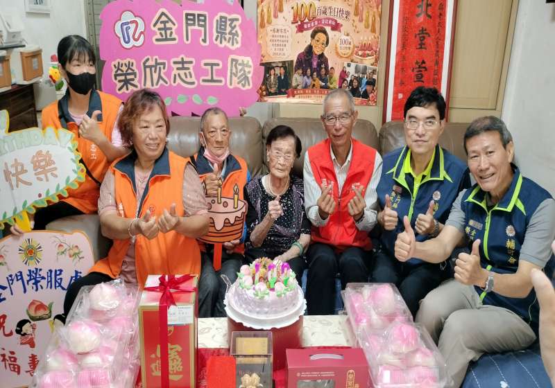 圖十一金門縣榮欣志工隊與壽星陳婆婆合影