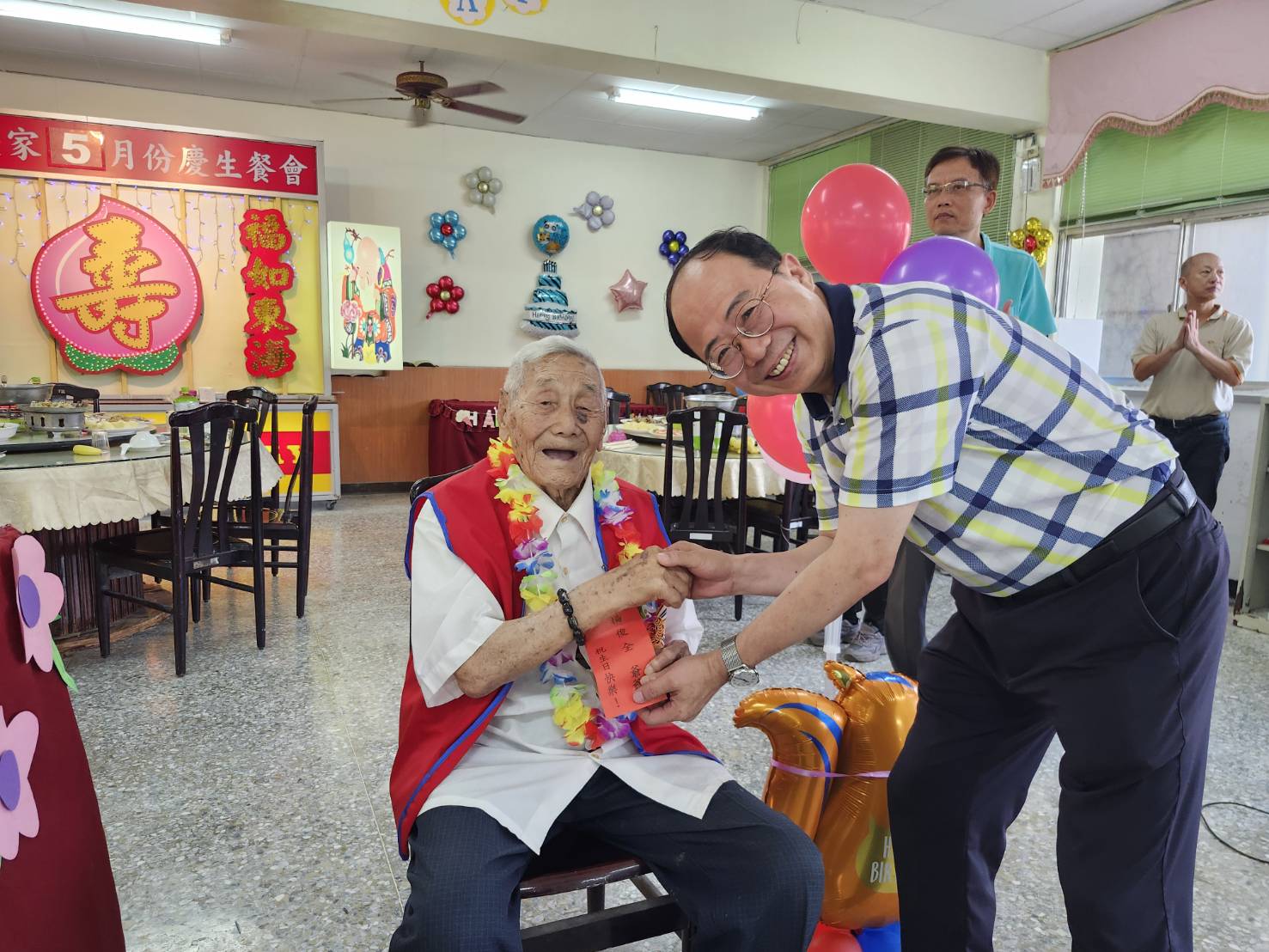 圖3:副家主任(圖右1) 致贈102歲壽星楊伯伯(圖左1)生日禮金。