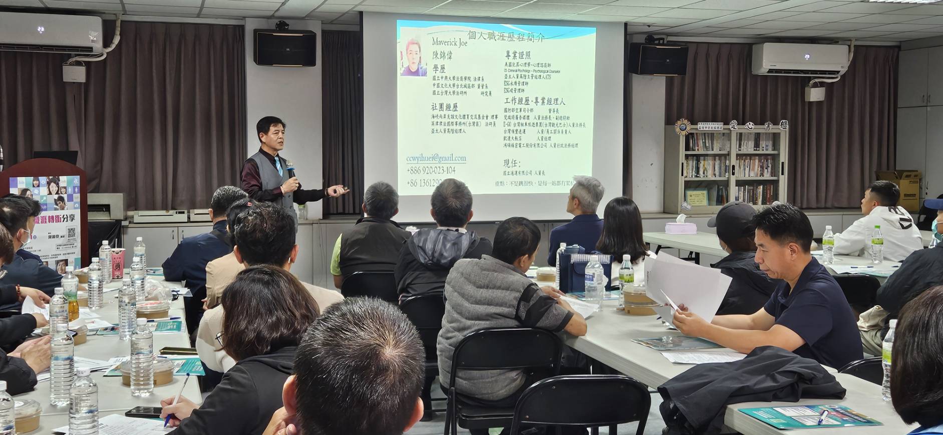 國立通運有限公司陳錦偉人資長(立者)分享科技產業發展趨勢、面試技巧、勞資議題概念等豐富知識