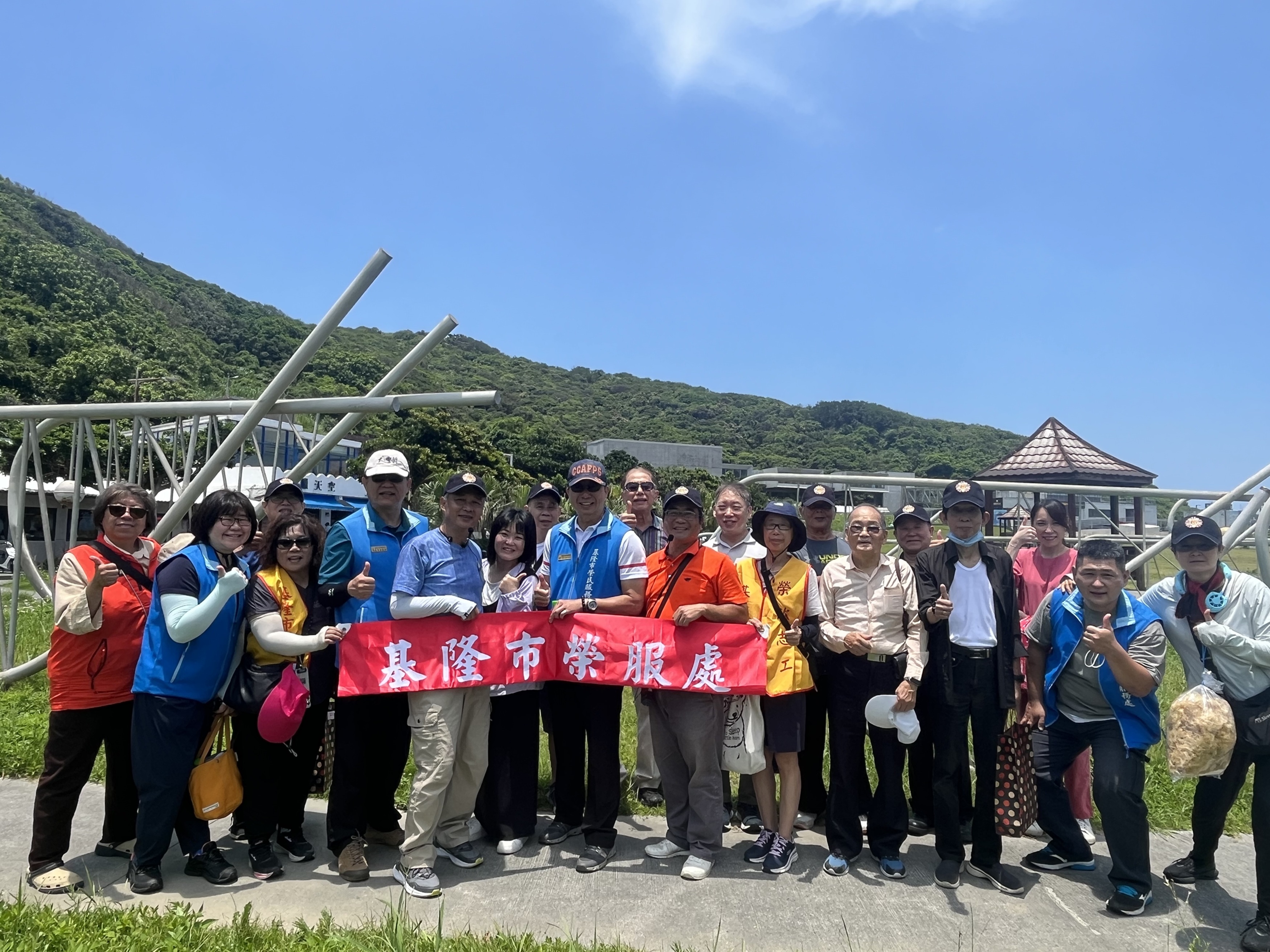 方正處長(左七)與與會人員於潮境公園進行合照。
