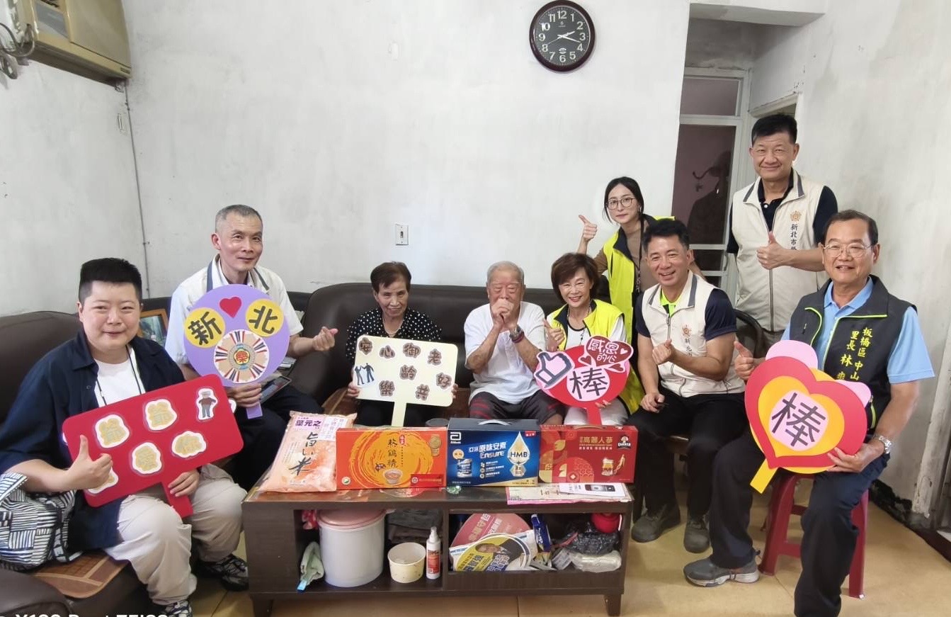 圖說一:新北市榮服處陳立中處長(前排右2)及楊懷博副處長(後排右1)偕同板橋榮家陳桂美主任(前排右3)、台北榮總吳霈詠個管師(前排左1)及里長林爽(前排右1)等一行人,共同關懷彭伯伯(前排中)的生活。