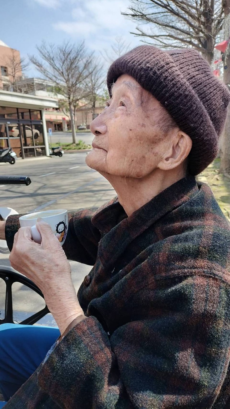 百歲人瑞鄭伯伯怡然自得在榮家駐足的身影